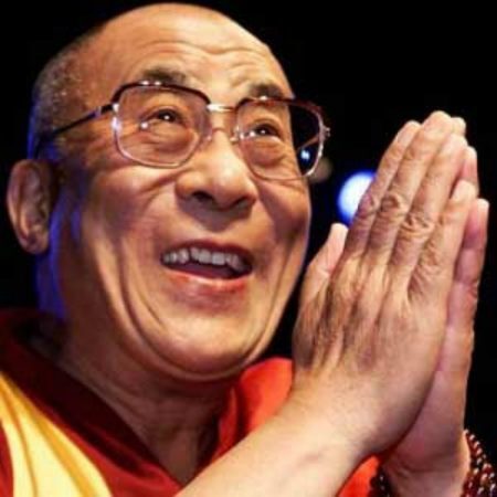 Tenzin Gyatso, Sua Santidade o 14º Dalai Lama nasceu em 6 de julho de 1935, numa pequena vila de Taktser, na provincia de Amdo, nordeste do Tibet