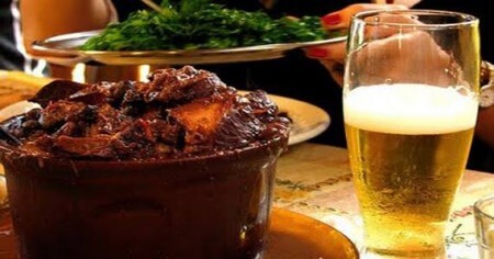 Tem feijoada aos sábado no Traço de União