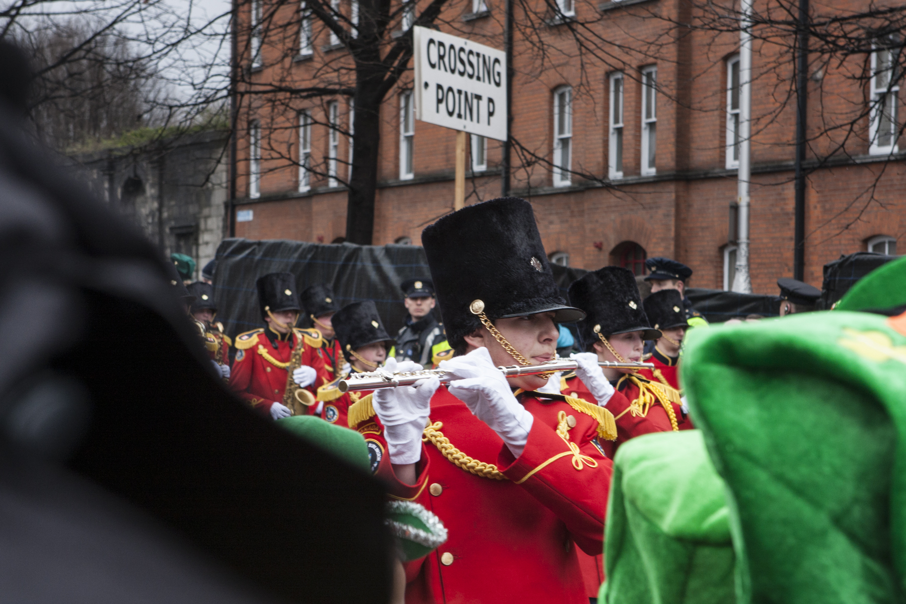 Carros alegóricos e bandas fazem parte da parada em Dublin