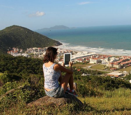 Jaqueline Barbosa trabalhando por aí