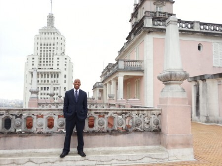 “Edison Cabral trabalha no Edifício Martinelli há 12 anos. Começou na portaria, passou a segurança e a supervisor geral da segurança. Dois anos atrás, foi promovido a relações públicas e guia de visitação. Em dez minutos – ou mais, dependendo da plateia – conta a história de vida do empreendedor italiano que dá nome ao prédio.”