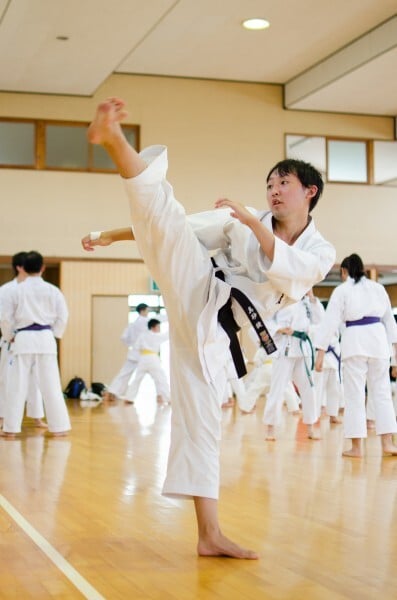 Usuário também oferece aulas de karatê