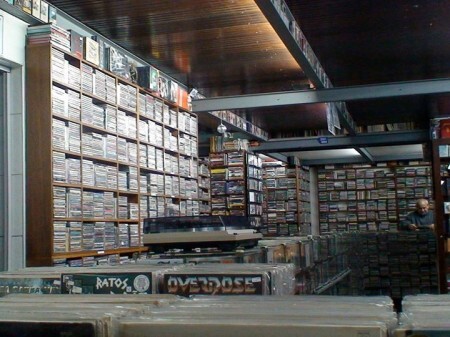 São mais de 100 mil discos organizados por toda a loja