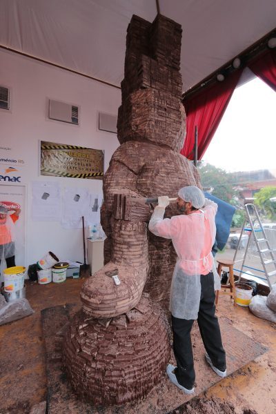 Escultura tem quatro metros de altura e pesa quase cinco toneladas