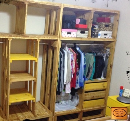 Armário para roupas feito com pallets