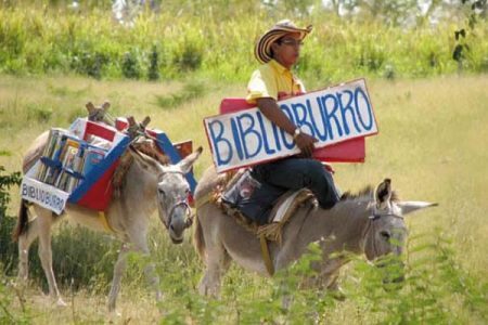O colombiano Luis Soriano leva livros às aldeias e povoados nas costas de seus burros, Alfa e Beto
