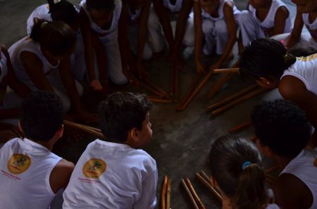 Crianças aprendem os preceitos da capoeira