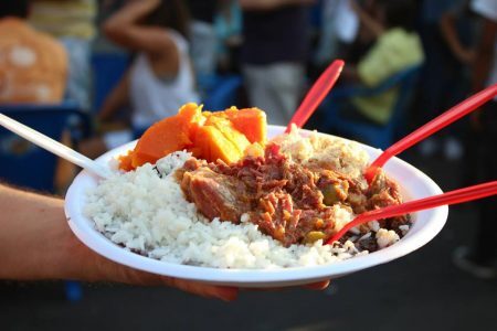 Comidas típicas são vendidas na feira