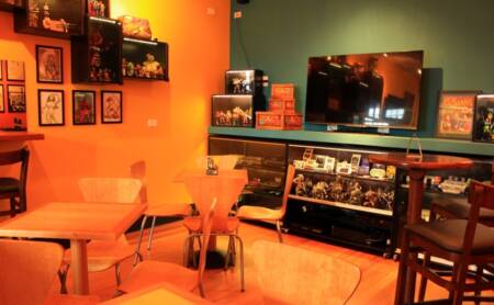 Segundo andar do bar conta com um museu de videogames antigos