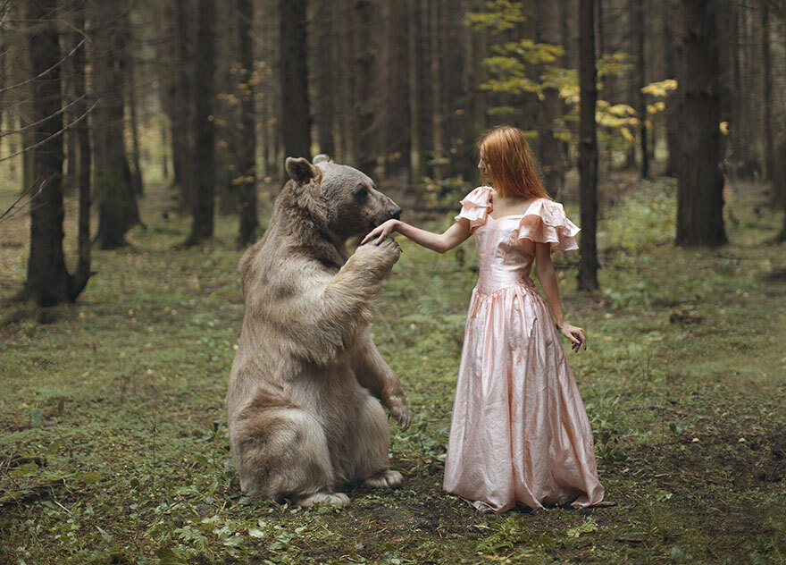 Fotógrafa cria série de fotos com mulheres e animais selvagens