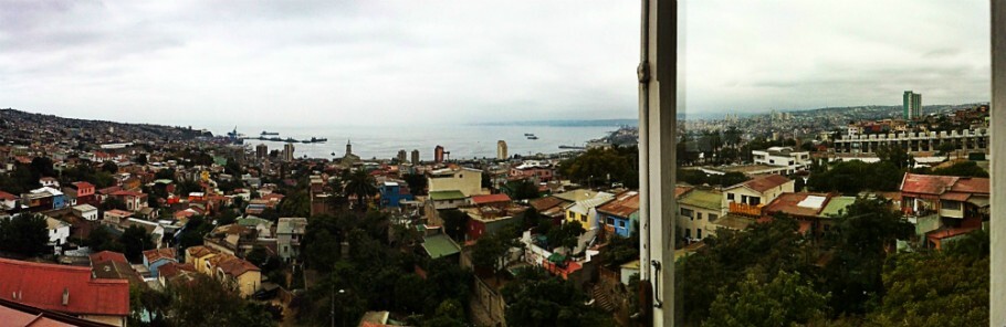 Da janela de seu escritório, onde escrevia, Neruda contemplava a vista de Valparaíso, a “novia del océano”.