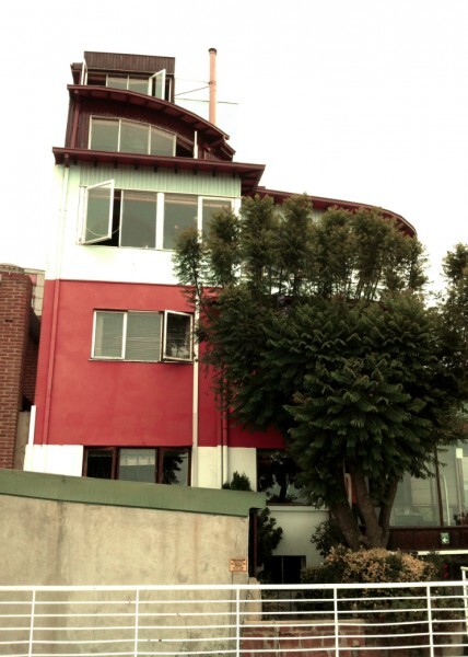 Em Valparaíso fica “La Sebastiana”, a casa de veraneio do poeta chileno Pablo Neruda.