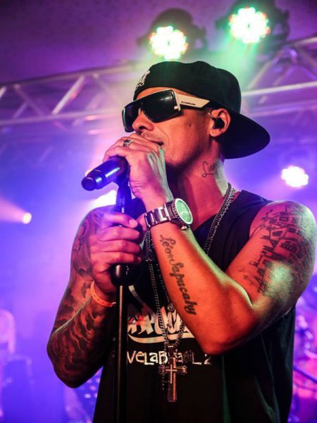 O rapper com suas muitas tatuagens