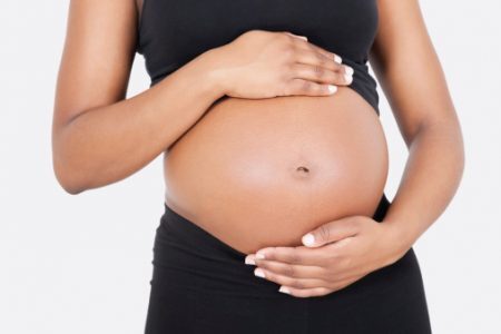 Dos 3 milhões de partos que acontecem anualmente no Brasil, 47% são feitos por cesariana