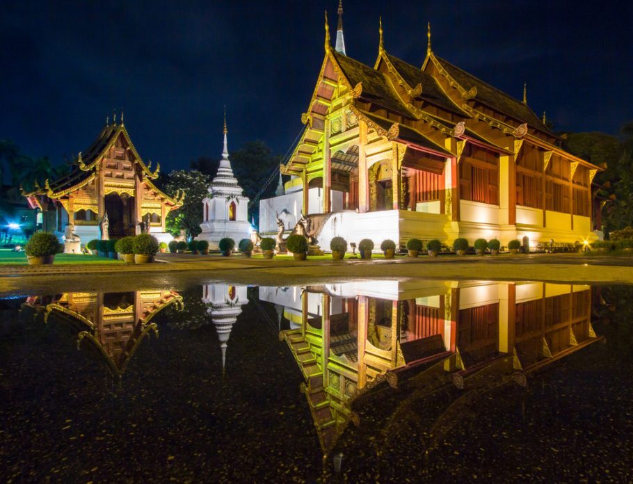 Templo Wat Phra Singh, que abriga a imagem dourada de Buda, em Chiang Mai (Tailândia)