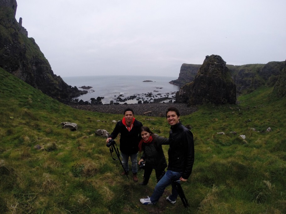 Vinícius, Rafaela e Filipe no cenário das Iron Islands