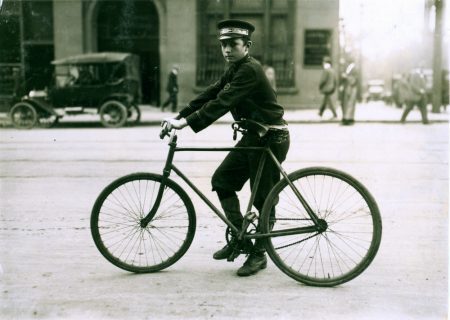 Cem anos atrás, as bikes já eram usadas para entregas. Agora, um grande número de empresas volta a utilizar o meio de transporte limpo.