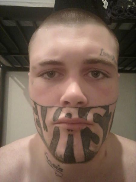 Esse jovem implora por emprego nas redes sociais. Fez essa tatuagem depois de uma bebedeira.