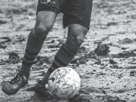 Exposição fotográfica de jogadores de futebol e times do dia a dia longe do “padrão Fifa de qualidade”