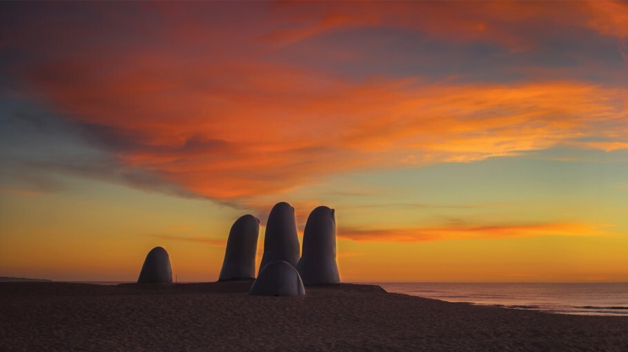 Monumento Al Ahogado,mais conhecido como La Mano, do escultor chileno Mario Irarrázabal, é um dos cartões-postais de Punta del Este, lo litoral do Uruguai