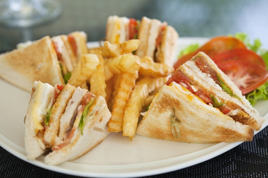 O club sandwich é feito de frango, bacon, ovo, alface e maionese