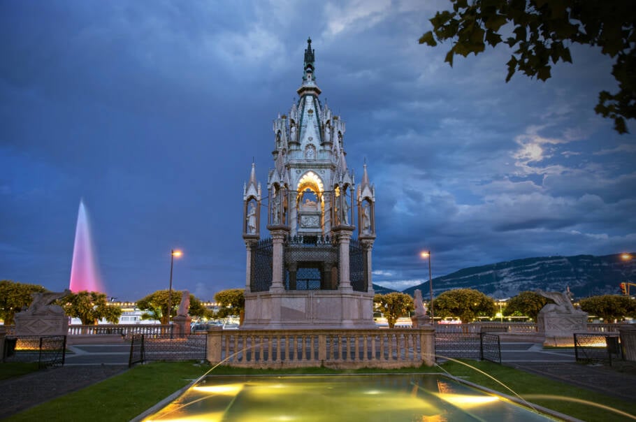 O mausoléu de Brunswick foi erguido por para satisfazer as vontades de Carlos 2º de Brunswick após sua morte