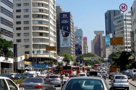 Trânsito é algo a ser evitado. Seja caminhando mais dentro do seu bairro, seja optando pelo transporta público.