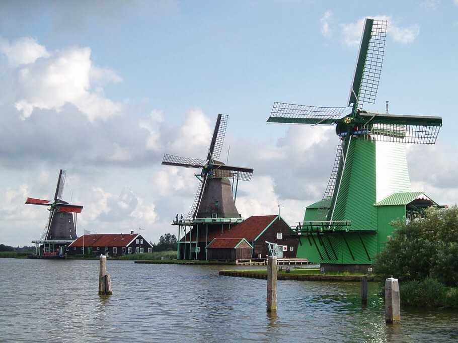 Os moinhos de vento são uma das atrações de Zaanse Schans, pequeno vilarejo de Zaandam