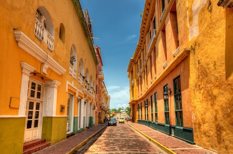 As ruas estreitas e os casarões coloniais de Cartagena, na Colômbia