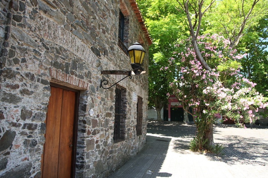 Fundada por  Manoel Lobo em 1680, o local já foi domínio de portugueses e espanhóis