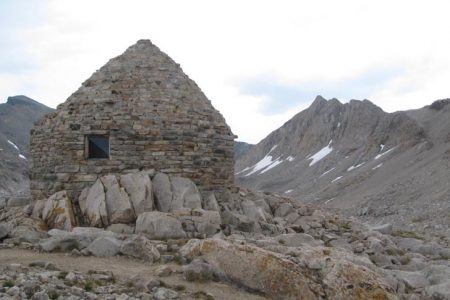 O Muir Trail Hut está a 12 mil pés de altura, em Sierra Nevada, califórnia. A casa foi construídacom pedras pelocais pela Sierra Club em 1930.