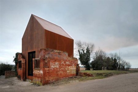 A casa foi construída dentro de um antigo pombal vitoriano – construções típicas da idade média que abrigavam pombos e outros pássaros. Desenvolvido por Haworth Tompkins Studio e abriga estúdio da Escola de Música de Aldebrugh, na Inglaterra.