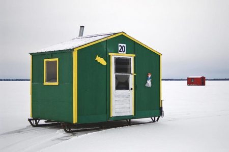 Construída com matérias pré-fabricados, com esquis em sua base e forte proteção contra o vento, a casa é usada pelos moradores do Quebec, Canadá, para encontrar locais de pesca quando o Lago Champlain congela.