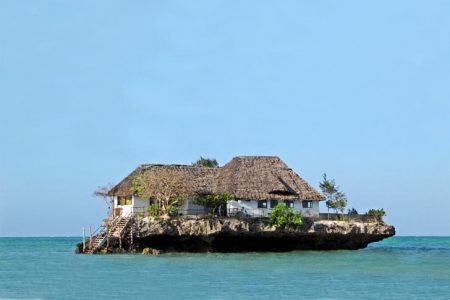 Restaurante construído em um rocha cercada por árvore no Oceano Índico, em Zanzibar, Tanzânia. É preciso fazer reservas com antecedência pois existem poucos lugares.