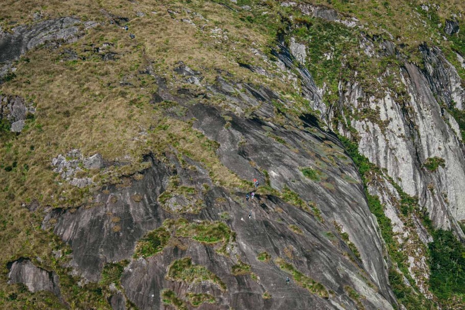 Os pontos coloridos da foto são pessoas fazendo a caminhada