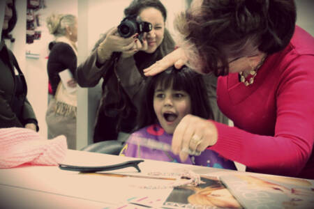 Vitória foi uma das meninas que ganhou uma peruca. A cara de surpresa e felicidade explica tudo.