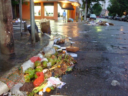 Resíduos orgânicos deixados nas ruas do Belenzinho.