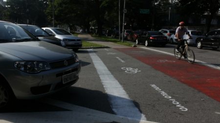 O trecho pintado por conta própria consta nos planos da Prefeitura como parte da ciclovia que ligará a Faria Lima ao Ceagesp. Mas a reivindicação é por uma sinalização segura e includente, não uma que privilegie o fluxo de carros.