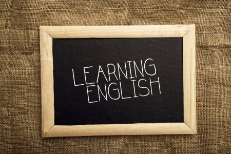 Quadro negro com os escritos "Learning English"