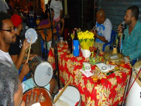 O samba pegando fogo na calçada