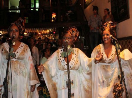 As meninas do Jongo da Serrinha emanando axé