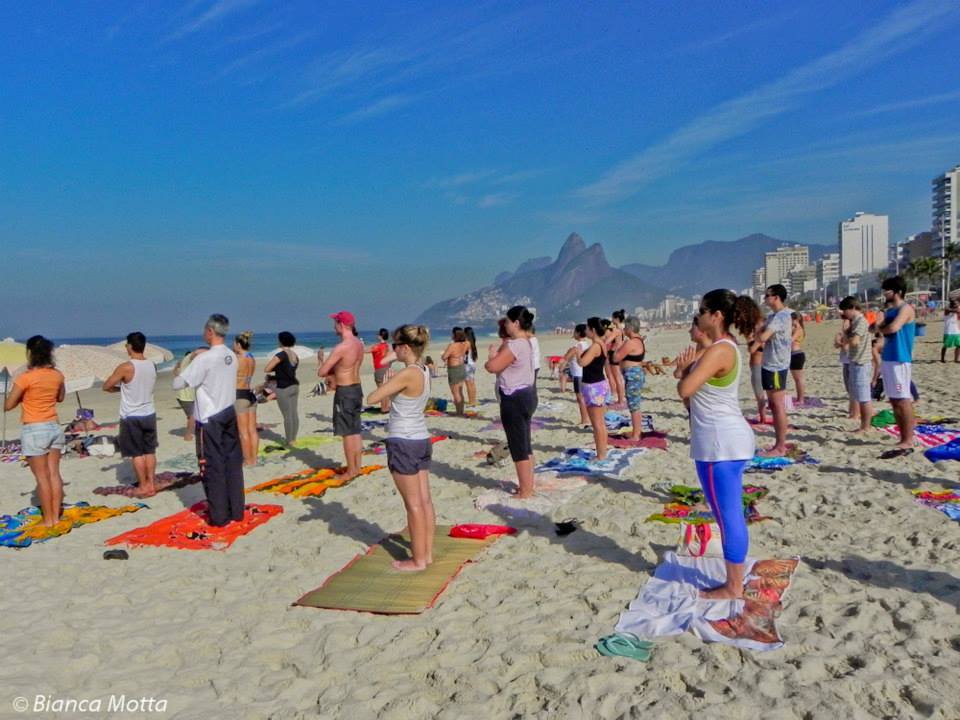 Domingo é dia de yoga na Praia de Ipanema