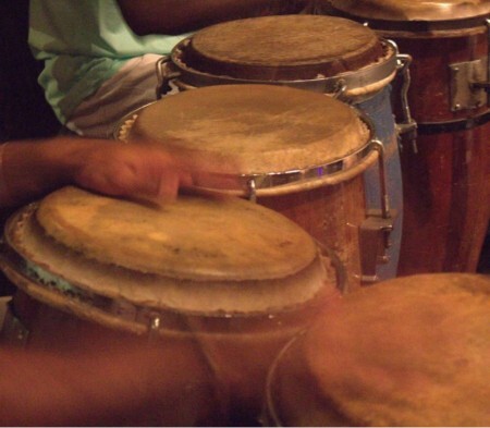 Razões Africanas faz um show de jongo, samba, maracatu e outros ritmos afros