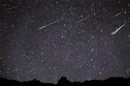 A Terra cruza com a órbita de um cometa e provoca o fenômeno