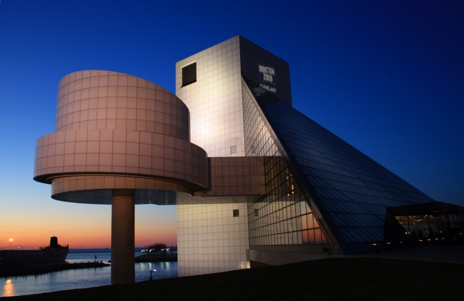 O moderno Hall da Fama e Museu do Rock, às margens do lago Erie, em Cleveland