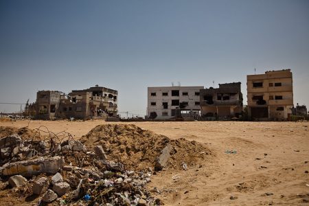 Construções danificadas após bombardeio israelense em Gaza.