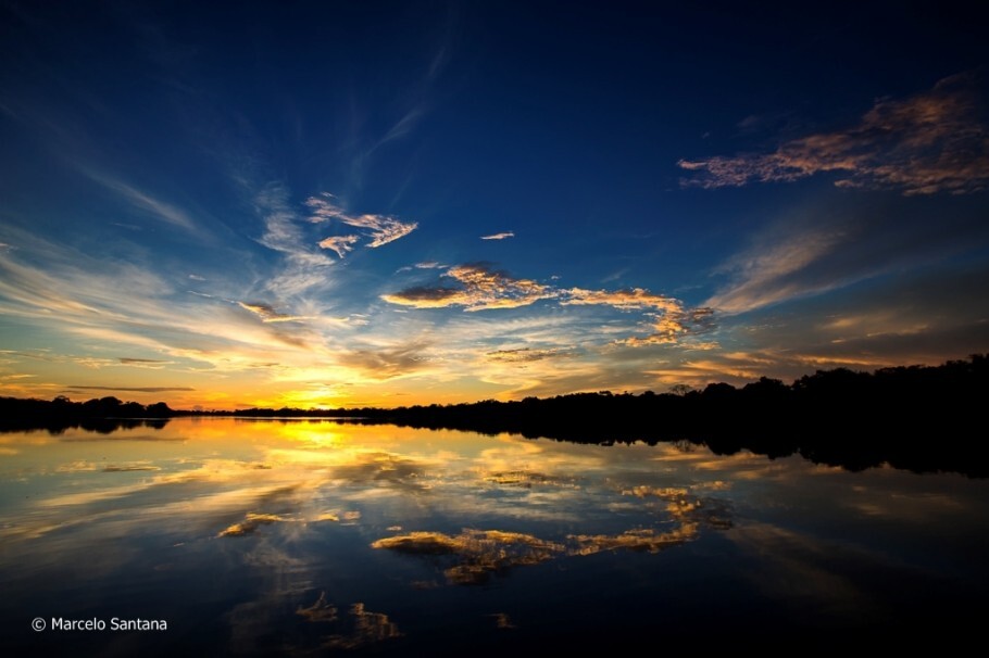 Pôr do sol visto do lago Mamiraua, formado no encontro dos rios Solimões e Japurá