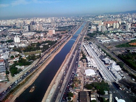 Os rios da cidade, como o Tietê, vivem escondidos em meio ao concreto e acabam recebendo esgoto clandestino de moradias e indústrias.