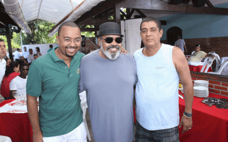 Dudu Nobre, Jorge Aragão e Zeca no quintal da casa em Xerém, RJ