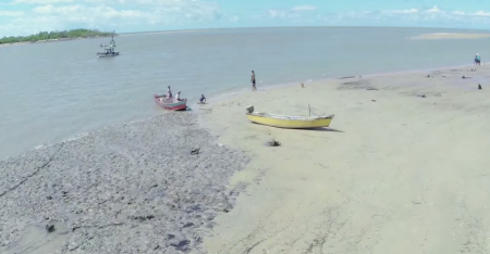 A pesca artesanal é a mais comum nas pequenas comunidades. O pescador sai de casa sozinho para pescar de tudo, sazonalmente.